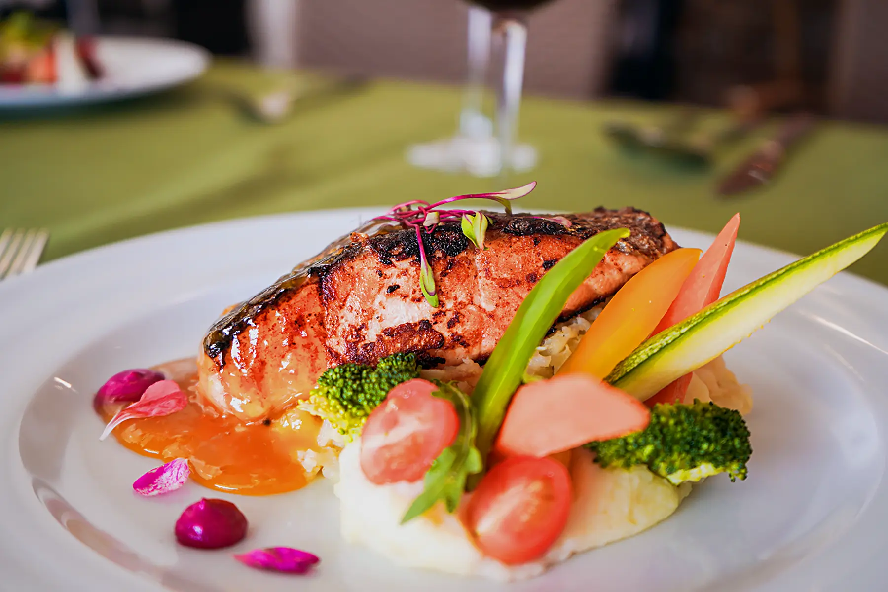 Salmón al grill con salsa de mango, con pure de papa, zanahoria, calabaza, brocoli y tomatilos de especialidad Francés de hotel Oceano Palace Mazatlán